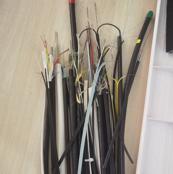 मौसम प्रतिरोधी सिंगल-मोड FTTH इनडोर ड्रॉप केबल 1-12 सीमलेस कनेक्शन के लिए कोर