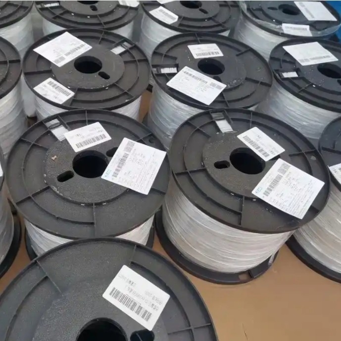मौसम प्रतिरोधी सिंगल-मोड FTTH इनडोर ड्रॉप केबल 1-12 सीमलेस कनेक्शन के लिए कोर