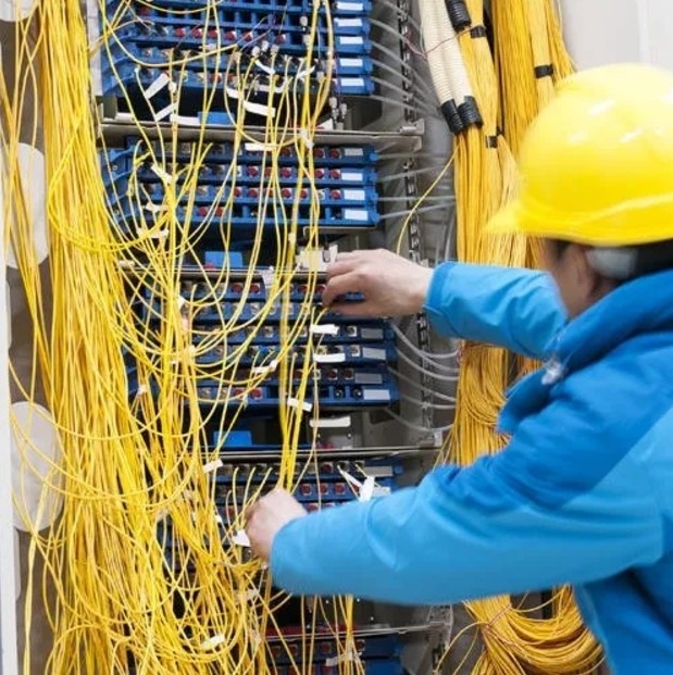 4 कोर इंडोर FTTH ड्रॉप केबल GJXH/GJXFH धनुष प्रकार स्टील/FRP ताकत सदस्य