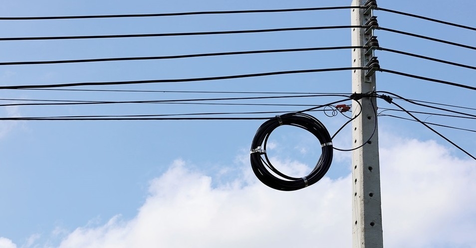 4 कोर इंडोर FTTH ड्रॉप केबल GJXH/GJXFH धनुष प्रकार स्टील/FRP ताकत सदस्य