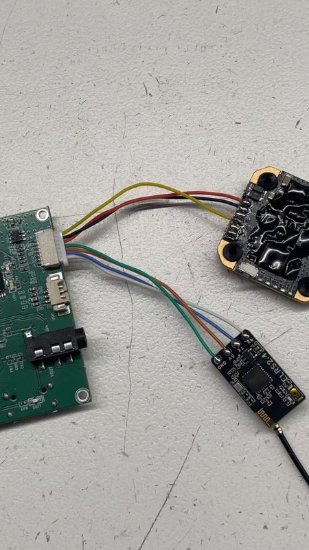 पेशेवर FPV फाइबर क्वाडकॉप्टर ड्रोन उड़ान भरने के लिए तैयार 30 किमी/रोल अल्ट्रा लाइट वेट - उच्च तन्यता शक्ति-आंतरिक से बाहरी वायरिंग